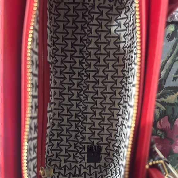 Sophisticated Red Satchel with Structured Design - Picture 8 of 11